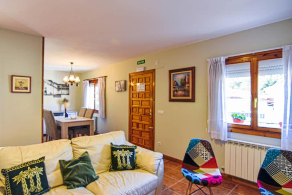 Nuevo - Comodo Y Coqueto Chalet Con Jardin En Argonos Luaran gambar